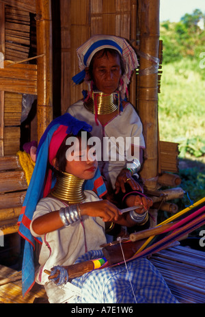 2 deux ethnies Padaung Karen gens personne grand-mère petite-fille weavers weaving hill tribe La province de Chiang Mai Thaïlande Asie Banque D'Images