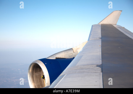L'aile de 747 jumbo jet avec les moteurs Rolls-Royce flying with blue sky Banque D'Images