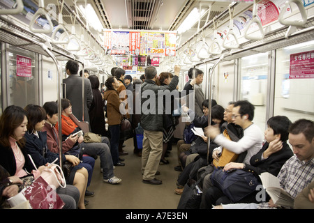 Les passagers de train de métro souterrain dans la ville de Tokyo Japon Asie Banque D'Images