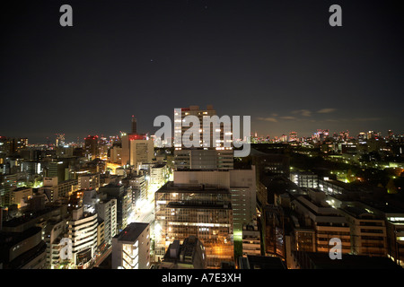 Oblique de haut niveau de l'antenne vue nocturne semi crépuscule au nord-est d'immeubles de bureaux et des routes de l'hôtel Grand Palace Tokyo ville Banque D'Images