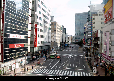 Vue de haut niveau de la rue avec les immeubles de bureaux en ville de Tokyo Japon Asie Banque D'Images