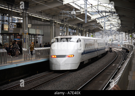 Japan Railways Shinkansen Bullet train super express en gare de Kyoto Japon Asie Banque D'Images