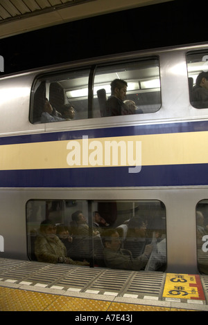 Train à deux étages avec des passagers dans la gare de Tokyo Japon Asie Banque D'Images