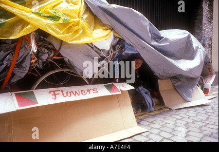 Femme sans-abri dorment dans la rue à Londres. Banque D'Images