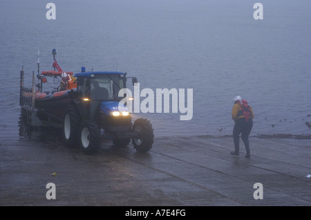 25 mars 2005 Portaferry Strangford Lough County Down Irlande du Nord Une équipe de sauvetage de la RNLI préparer le Blue Peter IV lifeboat Banque D'Images