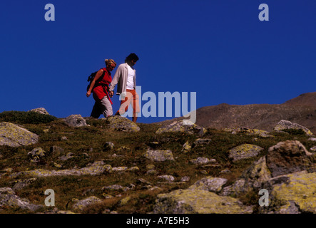 Homme Femme Homme Femme les deux randonneurs randonnée randonneur randonnées au sommet de Muottas Muragl St Moritz Grisons Canton Suisse Europe Banque D'Images