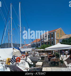 Port et Havre Restaurants, Fiskardo, Kefalonia, îles Ioniennes, Grèce Banque D'Images