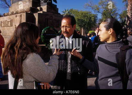 Femme mexicaine, journaliste, journaliste, la réalisation d'interview, interview, l'intervieweur, les entrevues, l'homme adulte, Morelia, Michoacan State, Mexico Banque D'Images