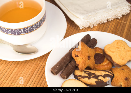 Tasse de thé et biscuits Banque D'Images