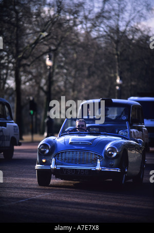 Une AUSTIN HEALEY DE LA CONDUITE SUR LE MALL Banque D'Images