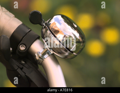 Close up of bell sur guidon de vélo Banque D'Images