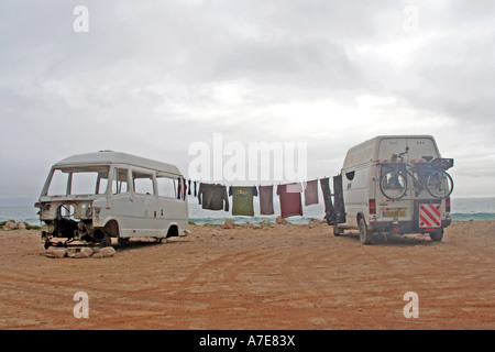 La vie de Camping Lavage séchage sur un trist et journée nuageuse sur la rive de la baie de Salema Algarve Portugal Europe Banque D'Images