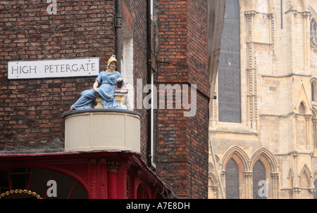 Statue de Minerve au coin de High Petergate et Minster portes avec au-delà de la cathédrale de York York North Yorkshire Angleterre Banque D'Images