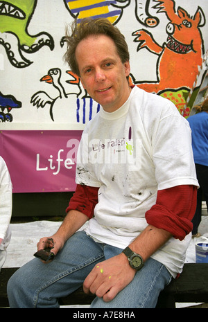 OSCAR GAGNANT ANIMATEUR NICK PARK AIDE LES ENFANTS DE L'organisme de bienfaisance NCH PEINDRE UN PANNEAU GÉANT À BRISTOL Banque D'Images