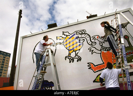 OSCAR GAGNANT ANIMATEUR NICK PARK AIDE LES ENFANTS DE L'organisme de bienfaisance NCH PEINDRE UN PANNEAU GÉANT À BRISTOL Banque D'Images