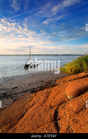 Format vertical, clolour photo d'un bateau amarré sur la rivière Severn près de Lydney, Gloucestershire, Angleterre Banque D'Images