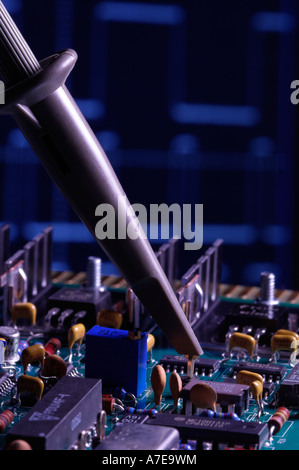 Circuits imprimés industriels à l'essai avec un oscilloscope numérique moderne Banque D'Images