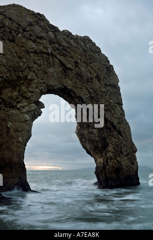 Durdle door Dorset dans une formation géologique de renommée mondiale sur la côte jurassique près de crique de Lulworth Banque D'Images