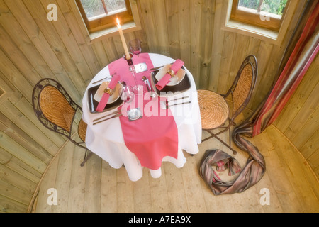 Treehouse intérieur avec table à manger pour un dîner romantique pour deux Banque D'Images
