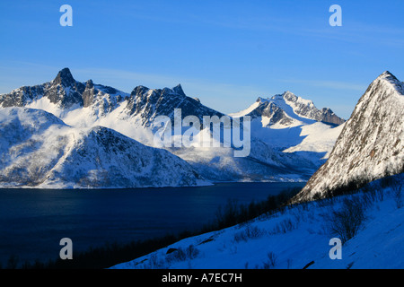 Montagnes hiver neige senja clad peaks tromso Norvège Scandinavie cercle arctique Banque D'Images