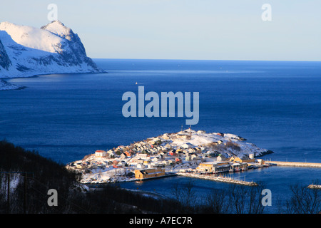 Village de pêcheurs husoy petite île senja Norvège côtière mer bleu hiver tromso Banque D'Images