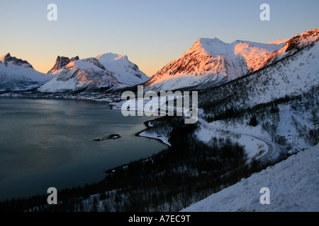Coucher du soleil dernière lumière sur les montagnes de l'Arctique la norvège tromso senja Banque D'Images