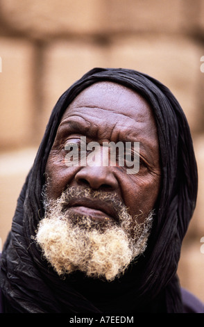 Tereli, pays dogon, Mali, portrait d'un homme âgé portant une cagoule noire Banque D'Images