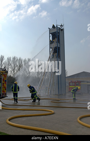 S'attaquer à une simulation d'incendie recrute blaze dans le cadre de leur cérémonie de passage UK Banque D'Images
