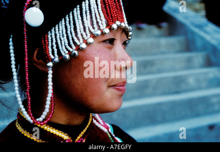 Jeune femme en tête Lisu traditionnelle robe Banque D'Images