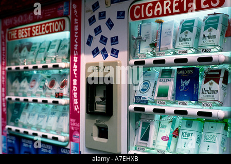 Distributeur automatique de cigarettes dans le centre de Tokyo. Banque D'Images