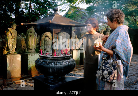 Nov 3, 2004 - dames âgées avec inscense Gohyaku Rakan bâtonnets à la (500) disciples du Bouddha à Kawagoe (peu d'Edo), le Japon. Banque D'Images