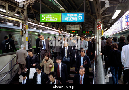 Les usagers durant les heures de pointe sur une plate-forme à la Tokyo Station Shinbashi. Banque D'Images