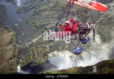 Tourisme à la pilote tandem et à voler dans un appareil photo sur Victoria Falls microlite Mosi oa Tunya et Zambèze Zimbabwe Banque D'Images