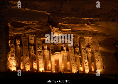 L'Égypte. Abu Simbel. Temple de Nefertari par nuit Banque D'Images