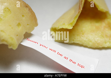 Biscuit de fortune ouverte révélant message positif rapidement, VOUS SEREZ EN HAUT, Close up, fortune, chance, carrière, promotion Banque D'Images