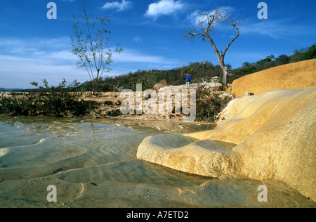 Amérique du Nord, Mexique, Oaxaca, Hirve el agua. Hierve el Agua, ou l'eau bout sont petrified minéraux qui forment des piscines. (MR) Banque D'Images