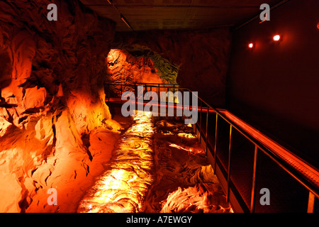 La formation des grottes de lave est présentée dans une exposition multimédia moderne , Sao Vicente, Madère, Portugal Banque D'Images