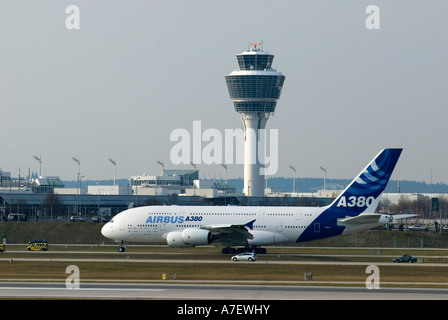 Airbus A380 L'atterrissage sur Franz-Josef-Strauss-Airport, Munich, Bavière, Allemagne Banque D'Images