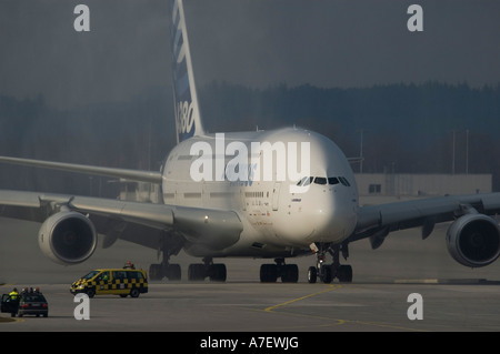 Airbus A380 commence à partir de Franz-Josef-Strauss-Airport, Munich, Bavière, Allemagne Banque D'Images