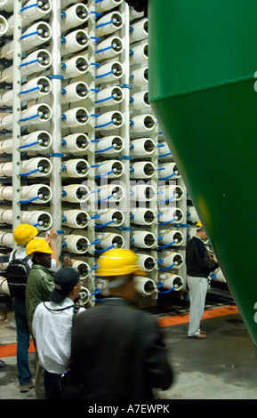 Station de dessalement d'Ashkelon Israël unités de dessalement membranaire les visiteurs qui entrent dans le hall de l'unité de membranes Banque D'Images