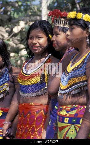 Le Panama, le lac Gatun, Embera. Village indien, Embera in fleurs et perles Banque D'Images