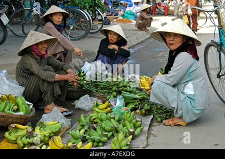 Commerçants de fruits Femme au bord de la route, au Vietnam Banque D'Images