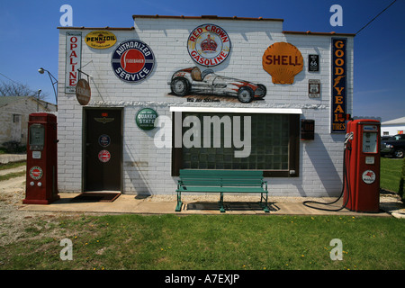 Signes historiques à un garage à côté de la route 66, Illinois, États-Unis Banque D'Images