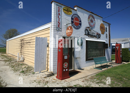 Signes historiques à un garage à côté de la route 66, Illinois, États-Unis Banque D'Images