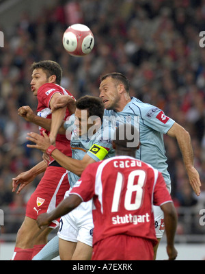 Milorad PEKOVIC duel de coupe (à droite) et Manuel FRIEDRICH (milieu) FSV Mainz 05 vs Matthieu DELPIERRE Le VfB Stuttgart (à gauche) ; fro Banque D'Images