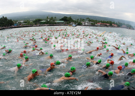 Les participants du concours de Triathlon Ironman à Hawaii à partir la course dans les vagues .Kailua-Kona , New York, USA Banque D'Images