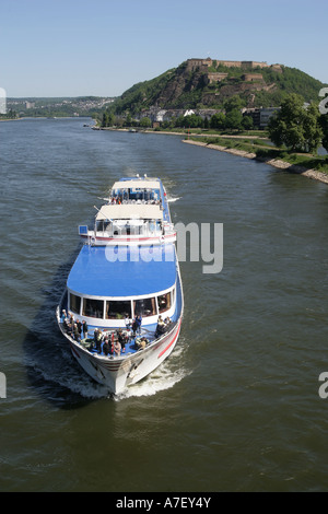 Bateau sur le Rhin en face de château Ehrenbreitstein. Coblence, Rhénanie-Palatinat, Allemagne. Banque D'Images