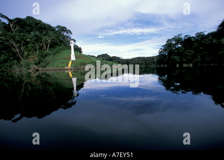 CA, Panama Central, le lac Gatun, phare de canal de Panama sur l'île de Barro Colorado Banque D'Images