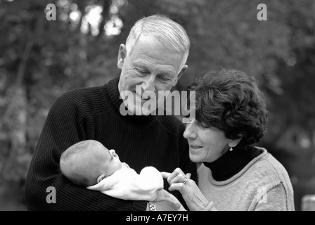 Les grands-parents avec petit-fils de 2 mois Banque D'Images