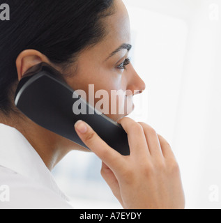 Close up of African Woman talking on telephone Banque D'Images